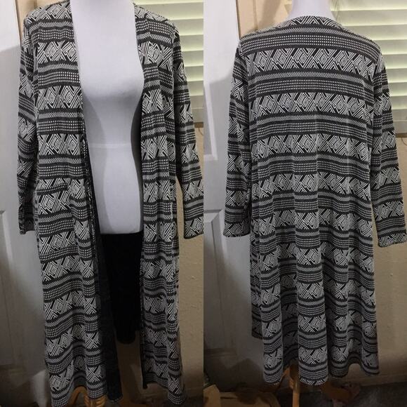 LuLaRoe Sarah noir blanc Aztec duster sweater LARGE - Picture 1 of 5